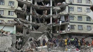 Ein durch ein Erdbeben eingestürztes Gebäude in Diyarbakir, Türkei