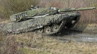 Soldaten fahren den Kampfpanzer Leopard 2A4 während einer Vorführung auf der Hessen Kaserne in Wels.