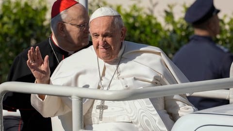 Papst Franziskus im Papamobil 