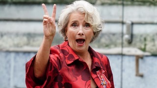 Dame Emma Thompson, Schauspielerin aus Großbritannien, kommt vor der Krönungszeremonie von König Charles III. und Königin Camilla in der Westminster Abbey an. Zur Krönung von König Charles III. werden Hunderttausende Menschen auf den Straßen Londons erwartet.