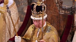 König Charles mit der goldenen Sankt-Edwards-Krone. 