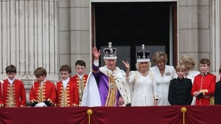 König Charles und Königin Camilla winken vom Balkon des Buckingham Palastes.