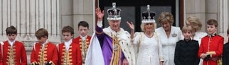 König Charles und Königin Camilla winken vom Balkon des Buckingham Palastes.