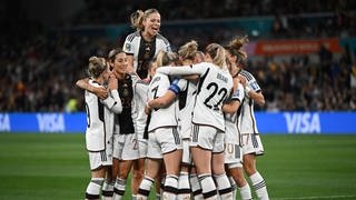 Fußball, Frauen: WM, Deutschland - Marokko, Vorrunde, Gruppe H, 1. Spieltag, Melbourne Rectangular Stadium: Die deutschen Spielerinnen feiern den Treffer zum 1:0 durch Alexandra Popp.