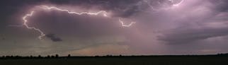 Gewitter: Blitze erhellen die dunklen Wolken über der Landschaft