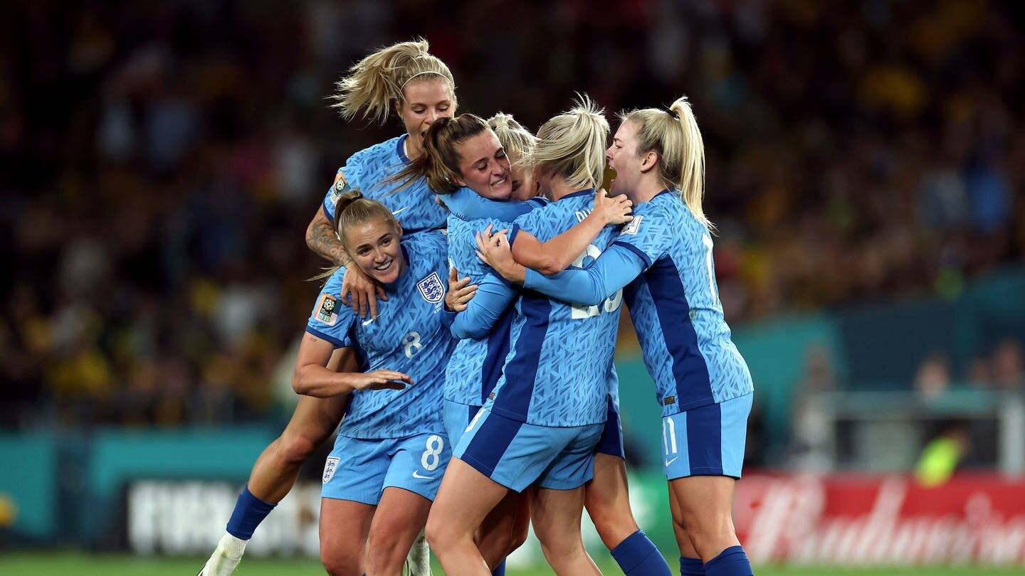 Fußball, Frauen: WM, Australien - England, Finalrunde, Halbfinale: Englands Ella Toone (M) feiert den ersten Treffer zusammen mit ihren Teamkolleginnen.