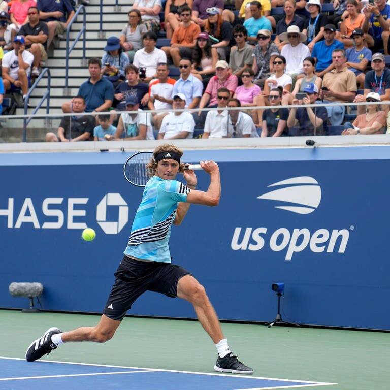 Tennisprofi Alexander Zverev bei einem Match der US-Open in New York. Viele Tennisspieler- und spielerinnen beschweren sich, dass es auf dem Court immer wieder nach Marihuana rieche. 