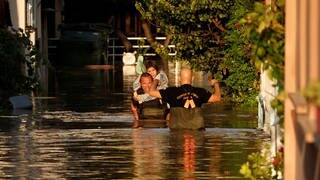 Ein Feuerwehrmann evakuiert einen Bewohner aus einem überschwemmten Gebiet in Larissa, Griechenland, 8. September 2023, als der Fluss Pinios nach heftigen Regenfällen überflutet wurde.