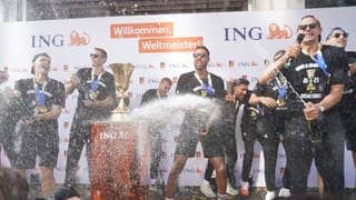 Spieler und Fans feiern in Frankfurt den Weltmeister-Titel im Basketball