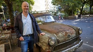 Hanns-Lüdecke Rodewald zeigt seinen Opel Olympia