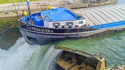 Ein Güterschiff steckt im Schleusentor der Schleuse Iffezheim