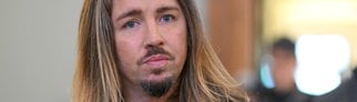 Gil Ofarim sitzt im Gerichtssaal