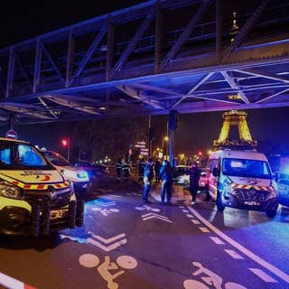 Polizisten stehen am Tatort nach einem Messerangriff in der Nähe des Pariser Eiffelturms