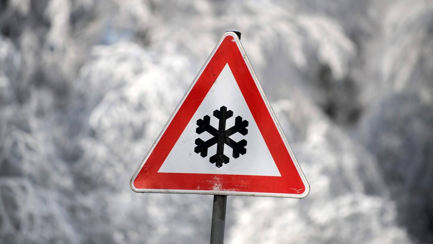Straßenschild: Warnung vor winterlichen Straßenverhältnissen – Nach dem Schneechaos am Wochenende wird es jetzt auf den Straßen glatt.