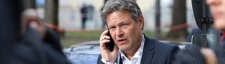 Bundeswirtschaftsminister Robert Habeck (Grüne) telefoniert am Handy