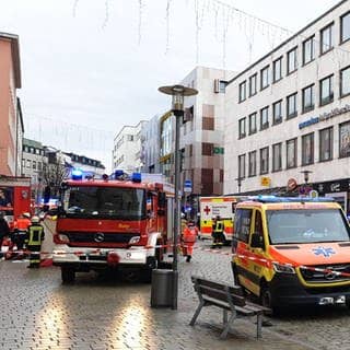Einsatzkräfte von Feuerwehr und Rettungsdienst stehen in der Innenstadt von Passau.