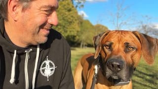 Das rechts ist „Master Yoda“, der dreijährige ausgewachsene Rhodesian Ridgeback. Er und sein Herrchen Ralph checken an Silvester am Flughafen in Frankfurt ein. 