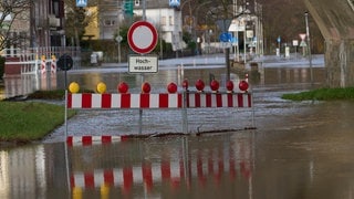 Die Bundesstraße 416 ist im Moseltal bei Koblenz-Güls überflutet.