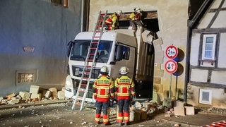 Schlimmer Anblick in Mundelsheim: Lkw und Tor sind fest ineinander verhakt.