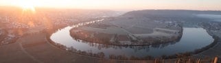 Die Sonne geht in der Nähe der Mundelsheimer Neckarschleife auf.