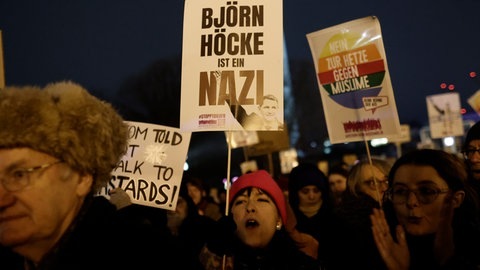 Menschen demonstrieren gegen Rechts vor dem Roten Rathaus. Anlass ist die Recherche des Correctivs zum Treffen von AfD und CDU-Politikern mit Rechtsextremisten in Potsdam.