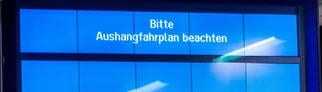 Auf einer Anzeigetafel im Hauptbahnhof ist der Schriftzug „Bitte Aushangfahrplan beachten“ zu sehen