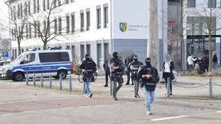 Spezialeinsatzkräfte der Polizei sind an einer Schule in St. Leon-Rot im Einsatz. 