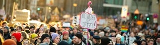 «Nie wieder ist jetzt» steht auf einem Plakat bei der Demonstration gegen Rechtsextremismus. 