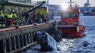 Rettungsaktion im Oslo-Fjord: Feuerwehr und Kran ziehen Tesla aus dem Wasser