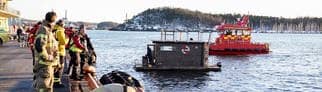 Rettungsaktion im Oslo-Fjord: Schwimmende Sauna und Feuerwehr und Kran retten Menschen und einen Tesla aus dem Wasser