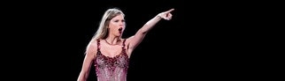 Sängerin Taylor Swift tritt im Monumental-Stadion während ihres Eras-Tour-Konzerts auf. 