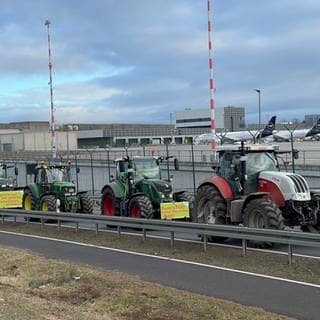 Traktoren fahren auf einer Straße am Flughafen Frankfurt vorbei. Wie ein Polizeisprecher sagte, begaben sich die Bauern am Morgen gegen 6:00 Uhr Richtung Airport. Geplant sei eine Protestfahrt rund um das Gelände.
