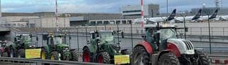 Traktoren fahren auf einer Straße am Flughafen Frankfurt vorbei. Wie ein Polizeisprecher sagte, begaben sich die Bauern am Morgen gegen 6:00 Uhr Richtung Airport. Geplant sei eine Protestfahrt rund um das Gelände.