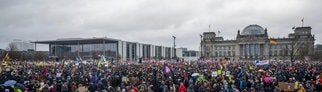 Zahlreiche Menschen nehmen an der Demonstration eines Bündnisses „Wir sind die Brandmauer“ für Demokratie und gegen Rechtsextremismus teil. Mit der Demonstration wollen die Teilnehmer ein Zeichen des Widerstands gegen rechtsextreme Umtriebe setzen.