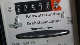 Ein Stromzähler zeigt den Stromverbrauch. Ab April sollen die Strompreise steigen.