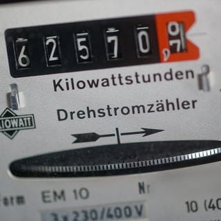 Ein Stromzähler zeigt den Stromverbrauch. Ab April sollen die Strompreise steigen.