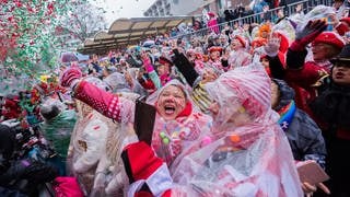 Karnevalisten feiern um 11:11 Uhr an Weiberfastnacht den Anfang von Karneval auf dem Alter Markt in Köln.