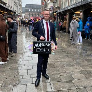 Mirco Budde als Doppelgänger von Politiker Jens Spahn beim Düsseldorfer Karneval