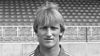 Andreas Brehme vom Fußball-Bundesligisten 1. FC Kaiserslautern aufgenommen beim offiziellen Fototermin für die Saison 19821983.