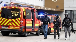 Polizei und Rettungswagen sind am Wilhelm-Dörpfeld-Gymnasium im Einsatz.