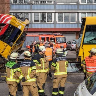 Einsatzkräfte der Feuerwehr arbeiten an zwei zerstörten Stadtbahnen. Bei dem Zusammenstoß zweier Stadtbahnen im Stuttgarter Stadtteil Wangen sind mehrere Menschen verletzt worden.