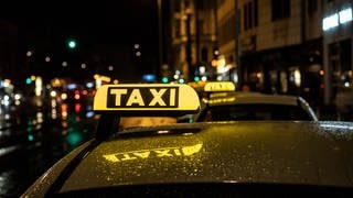 Taxis fahren bei Nacht durch Berlin