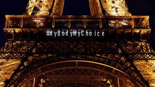 Auf dem Pariser Eiffelturm steht: #MyBodyMyChoice - eine Reaktion auf die Entscheidung, dass das Recht auf Abtreibung in der Verfassung von Frankreich verankert wird