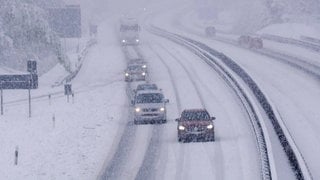 Sommerreifen oder Winterreifen? Ein Schneetief sorgte am 21. April auf vielen Straßen für Chaos, viele hatten bereits Sommerreifen aufgezogen.