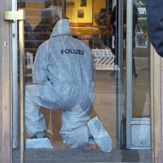 Ein Mitarbeiter der Spurensicherung der Polizei ist an der Universität in Mannheim im Einsatz. 