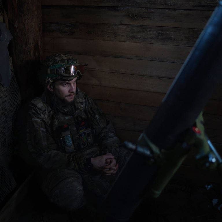 Bei Kreminna: Ein ukrainischer Soldat der Asow-Brigade wartet auf den Befehl seinen Mörser abzufeuern.  (Foto: dpa Bildfunk, picture alliance/dpa/AP | Alex Babenko)