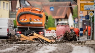 Nach dem Unwetter am Donnerstagabend in Bisingen (Zollernalbkreis) liegen noch immer Äste und Schlamm auf den Straßen. Die Aufräumarbeiten dauern an.