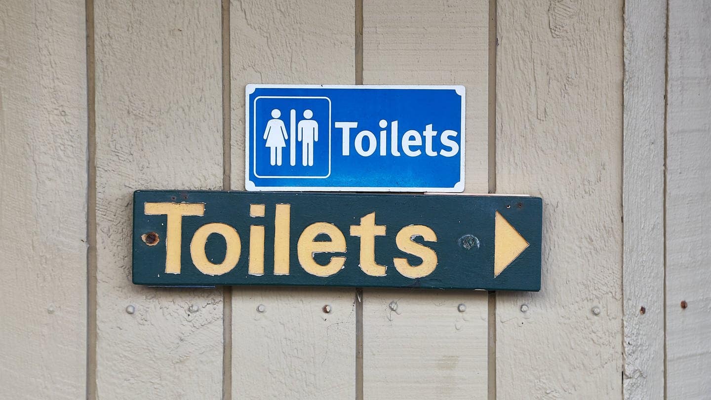 Ein Schild, das zu Toiletten weist