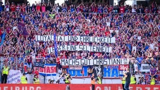 Die Heidenheim Fans halten ein Banner hoch und verabschieden Christian Streich, der den SC Freiburg verlässt.