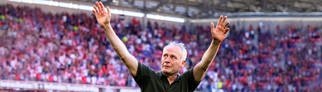 Christian Streich, mit Tränen in den Augen und nach oben gestreckten Händen, verlässt den SC Freiburg.